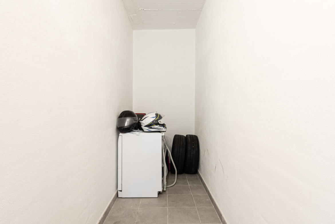 Dit moderne penthouse met 3 slaapkamers en 2 badkamers is gelegen in een recent opgeleverd complex (2023) in de gewilde wijk Las Lagunas in Mijas Costa.