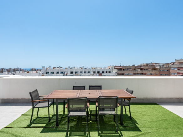 Dit moderne penthouse met 3 slaapkamers en 2 badkamers is gelegen in een recent opgeleverd complex (2023) in de gewilde wijk Las Lagunas in Mijas Costa.