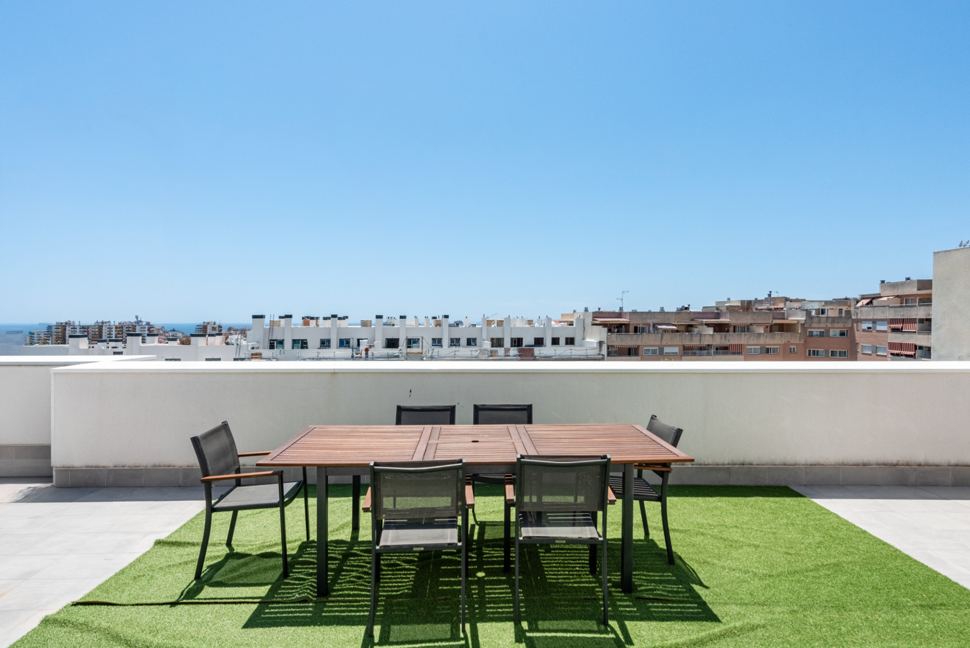 Dit moderne penthouse met 3 slaapkamers en 2 badkamers is gelegen in een recent opgeleverd complex (2023) in de gewilde wijk Las Lagunas in Mijas Costa.