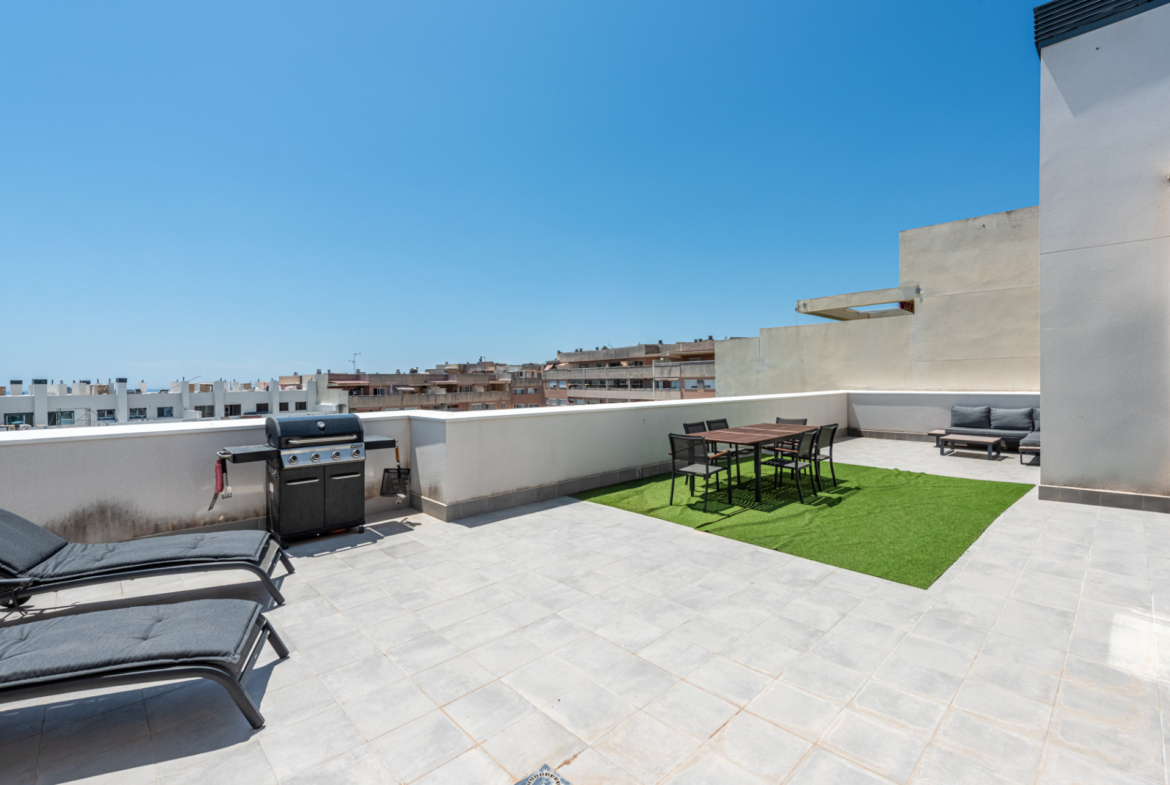Dit moderne penthouse met 3 slaapkamers en 2 badkamers is gelegen in een recent opgeleverd complex (2023) in de gewilde wijk Las Lagunas in Mijas Costa.