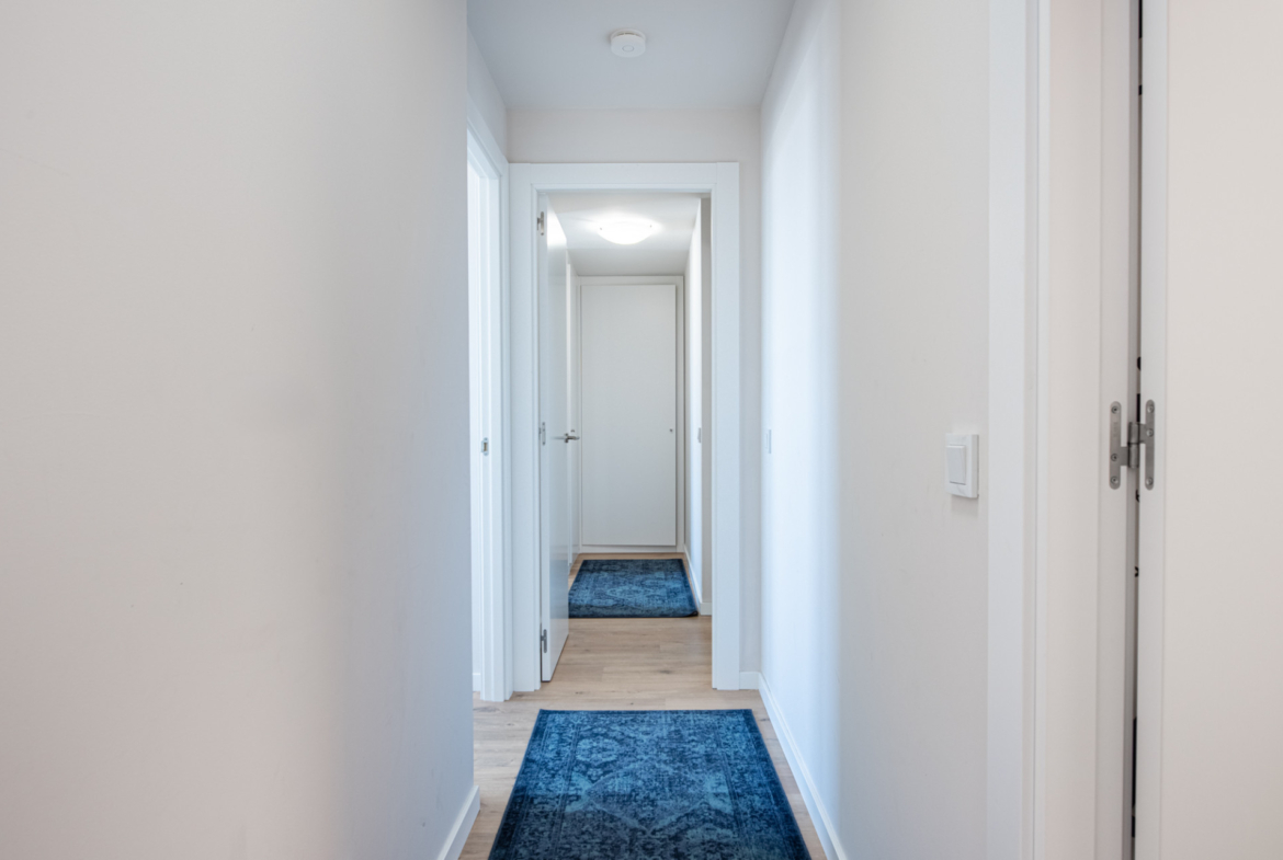 Dit moderne penthouse met 3 slaapkamers en 2 badkamers is gelegen in een recent opgeleverd complex (2023) in de gewilde wijk Las Lagunas in Mijas Costa.