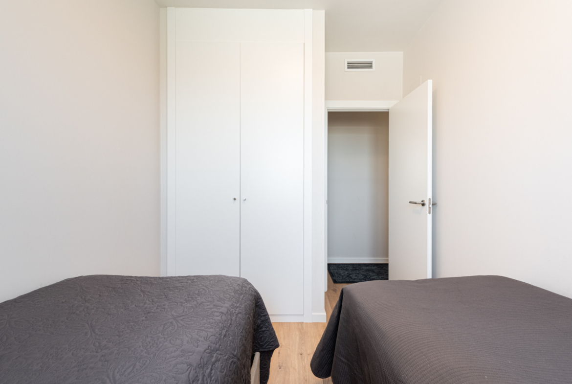 Dit moderne penthouse met 3 slaapkamers en 2 badkamers is gelegen in een recent opgeleverd complex (2023) in de gewilde wijk Las Lagunas in Mijas Costa.