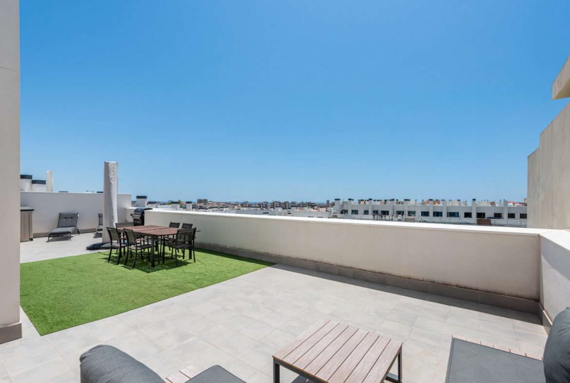Dit moderne penthouse met 3 slaapkamers en 2 badkamers is gelegen in een recent opgeleverd complex (2023) in de gewilde wijk Las Lagunas in Mijas Costa.