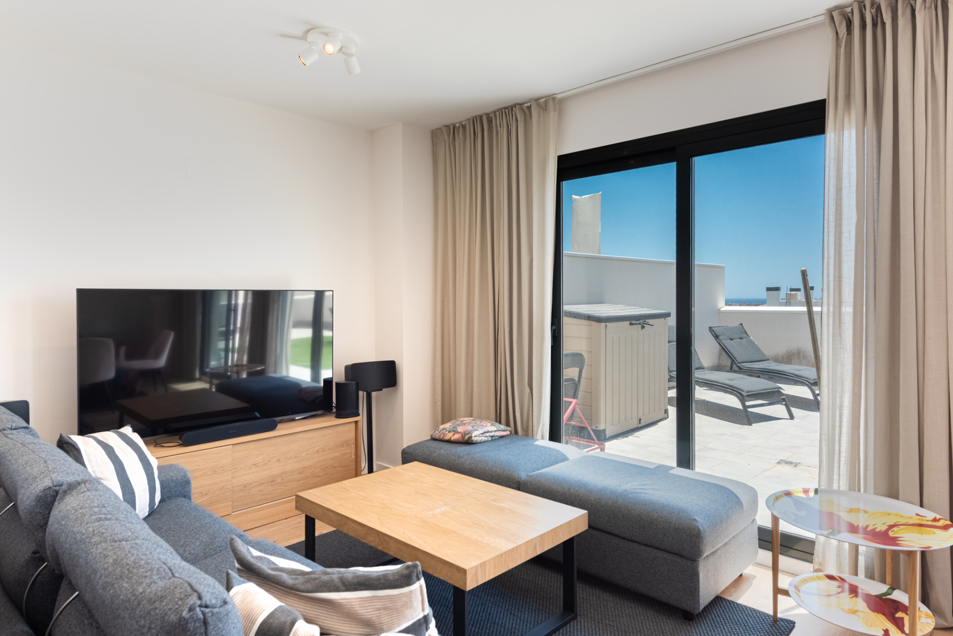 Dit moderne penthouse met 3 slaapkamers en 2 badkamers is gelegen in een recent opgeleverd complex (2023) in de gewilde wijk Las Lagunas in Mijas Costa.