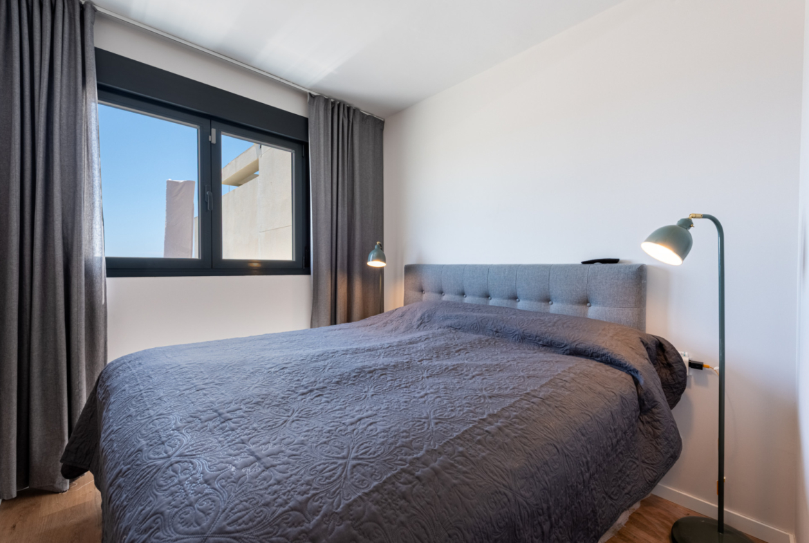 Dit moderne penthouse met 3 slaapkamers en 2 badkamers is gelegen in een recent opgeleverd complex (2023) in de gewilde wijk Las Lagunas in Mijas Costa.