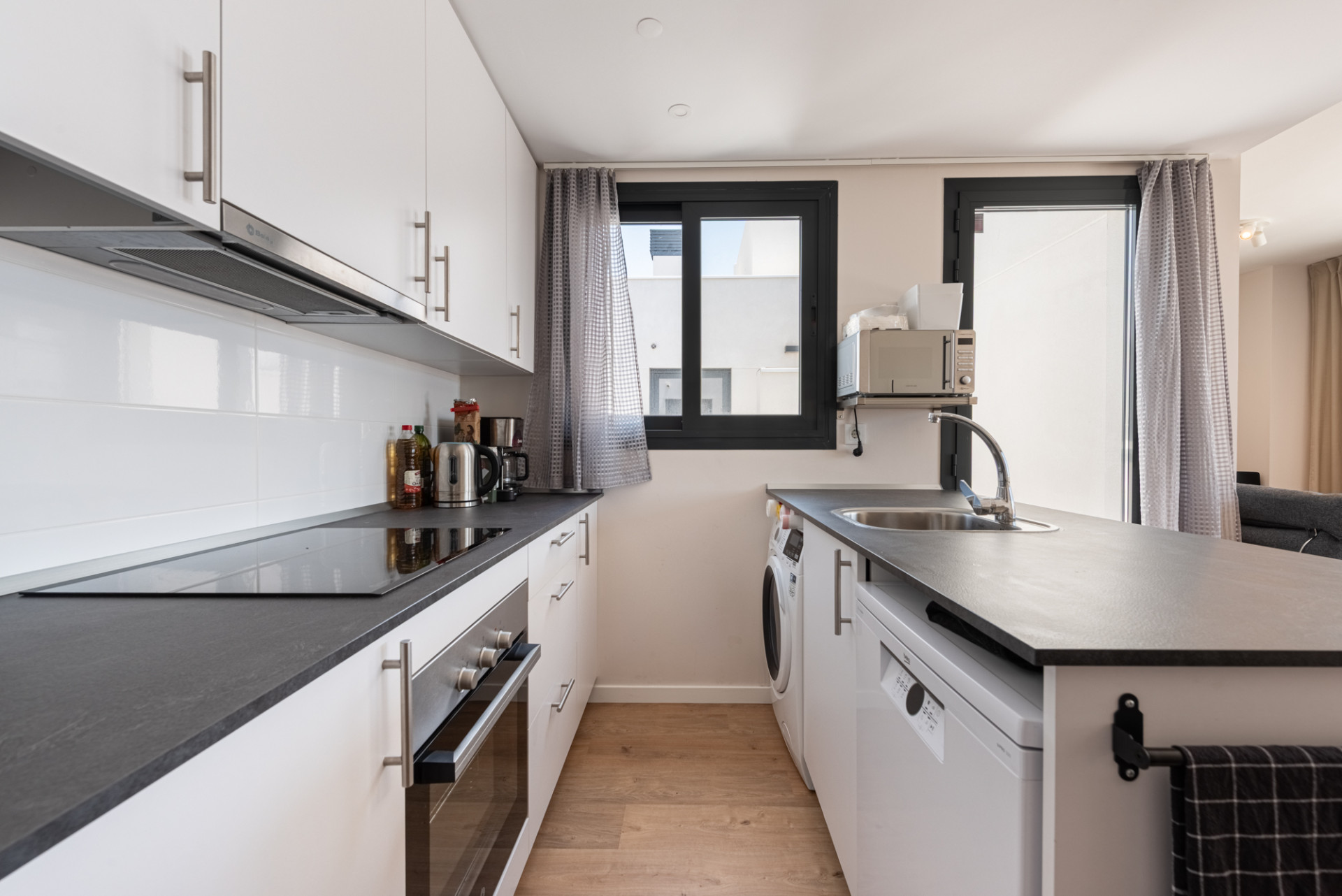 Dit moderne penthouse met 3 slaapkamers en 2 badkamers is gelegen in een recent opgeleverd complex (2023) in de gewilde wijk Las Lagunas in Mijas Costa.
