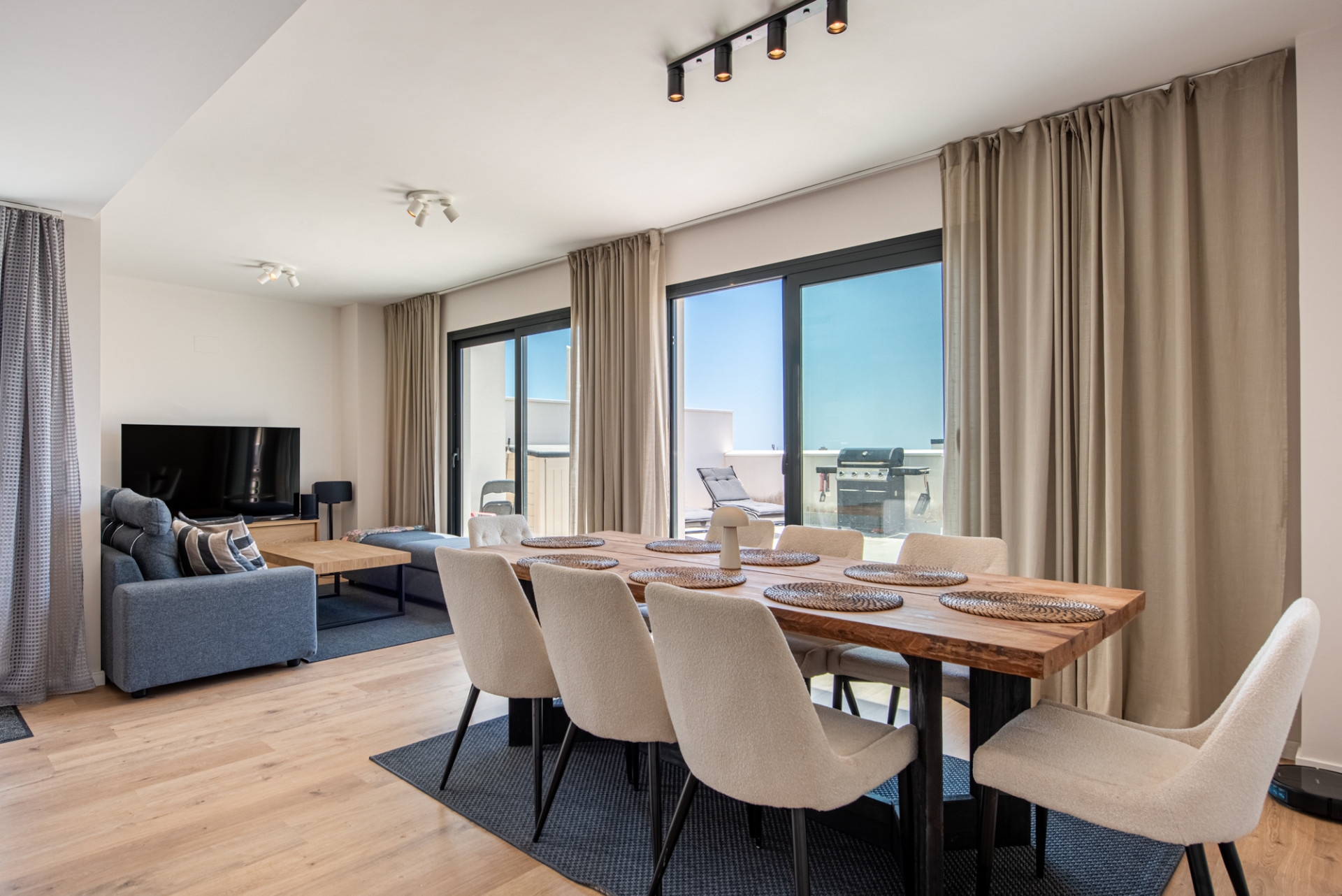Dit moderne penthouse met 3 slaapkamers en 2 badkamers is gelegen in een recent opgeleverd complex (2023) in de gewilde wijk Las Lagunas in Mijas Costa.