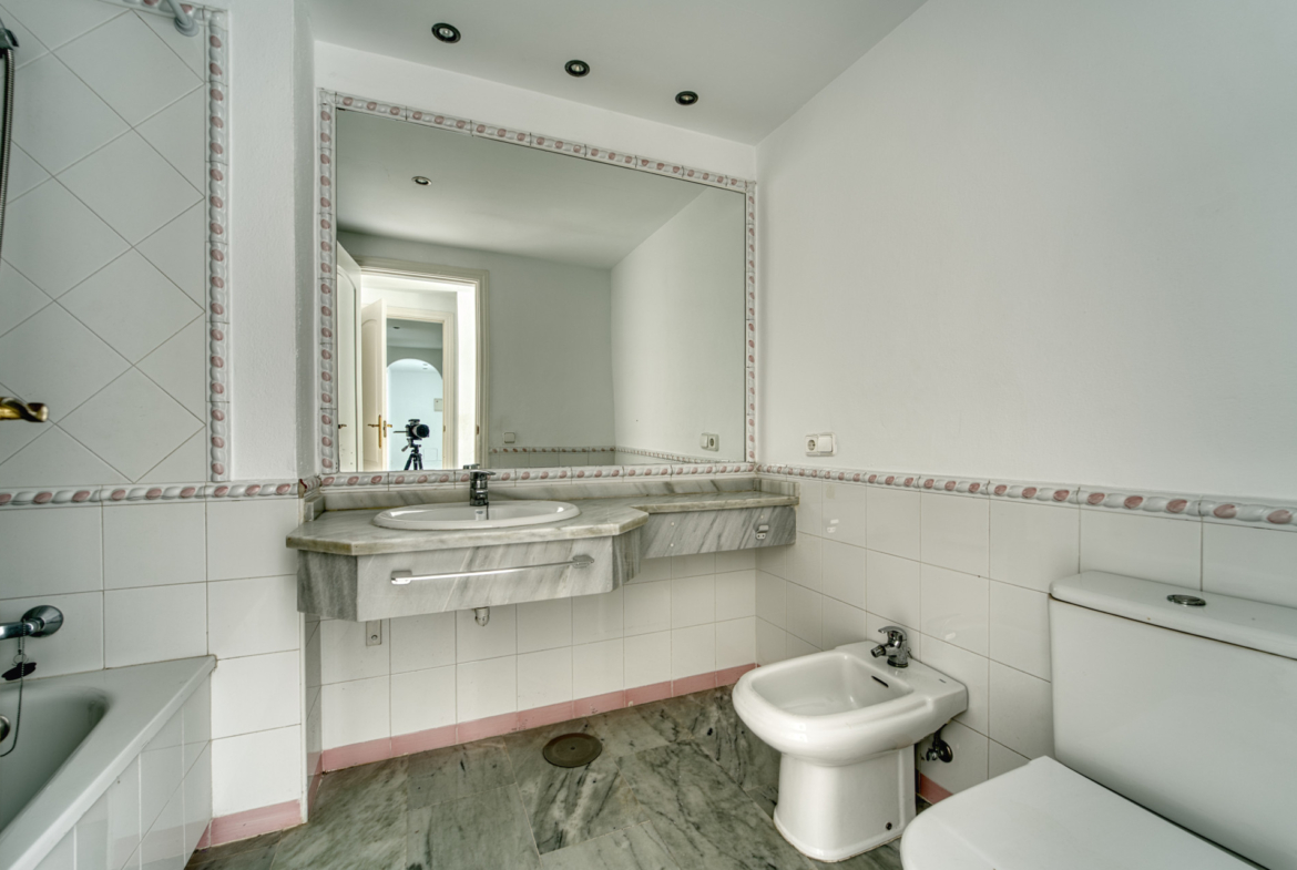 ÁTICO DÚPLEX EN GUADALMINA BAJA – 290 m² | 5 SUITES | 3 GARAJES | GRAN OPORTUNIDAD