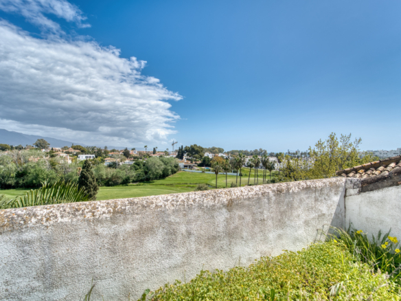 ÁTICO DÚPLEX EN GUADALMINA BAJA – 290 m² | 5 SUITES | 3 GARAJES | GRAN OPORTUNIDAD