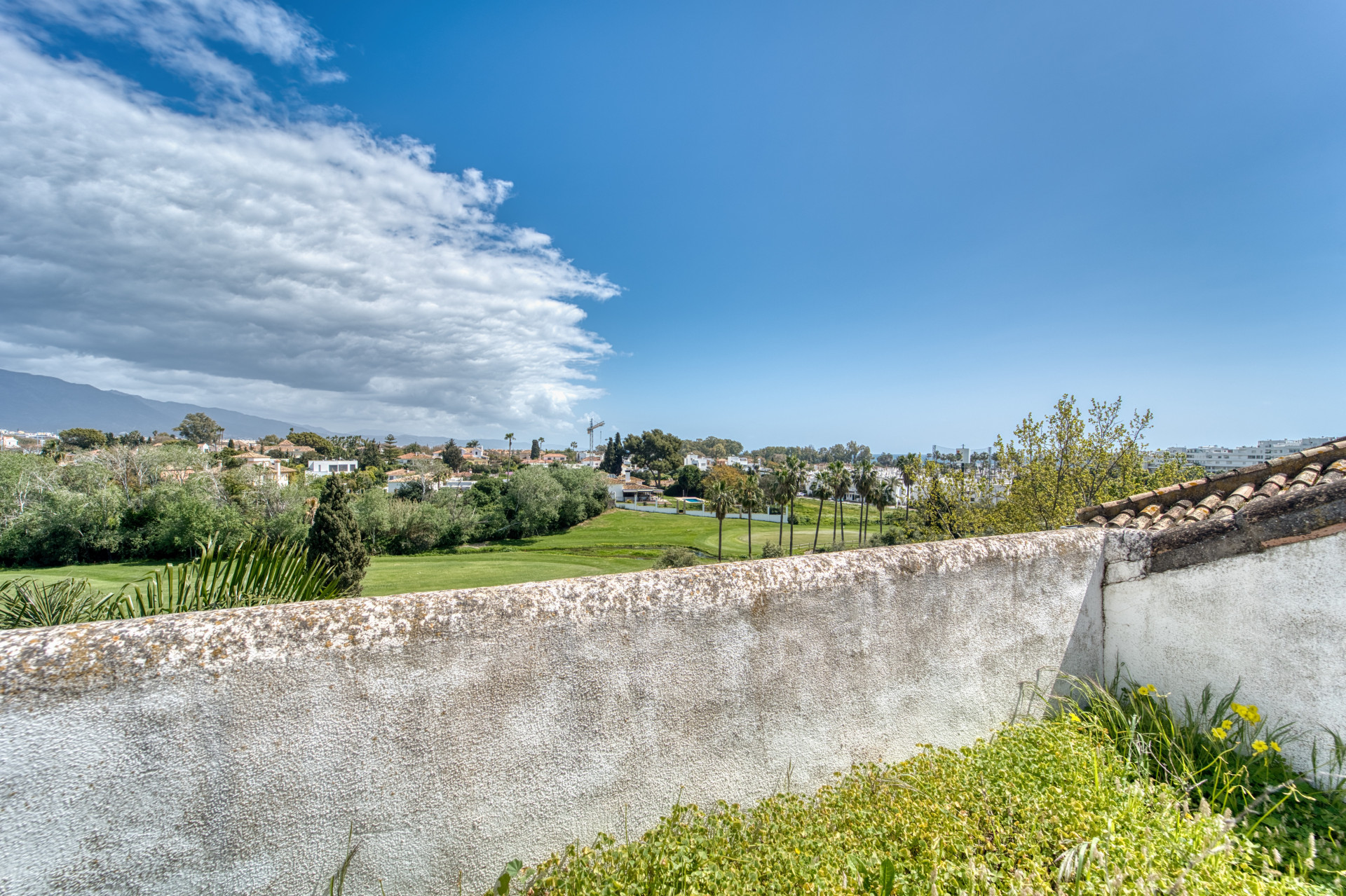ÁTICO DÚPLEX EN GUADALMINA BAJA – 290 m² | 5 SUITES | 3 GARAJES | GRAN OPORTUNIDAD