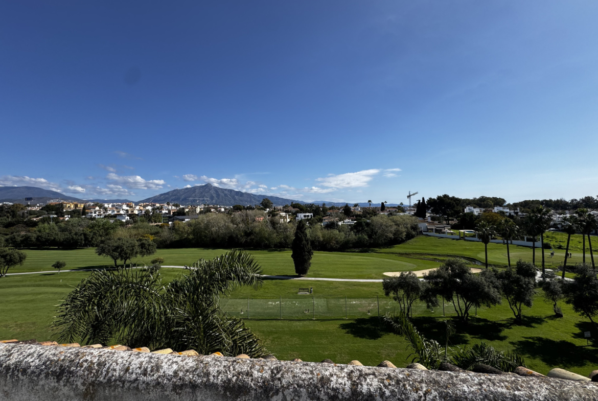 ÁTICO DÚPLEX EN GUADALMINA BAJA – 290 m² | 5 SUITES | 3 GARAJES | GRAN OPORTUNIDAD