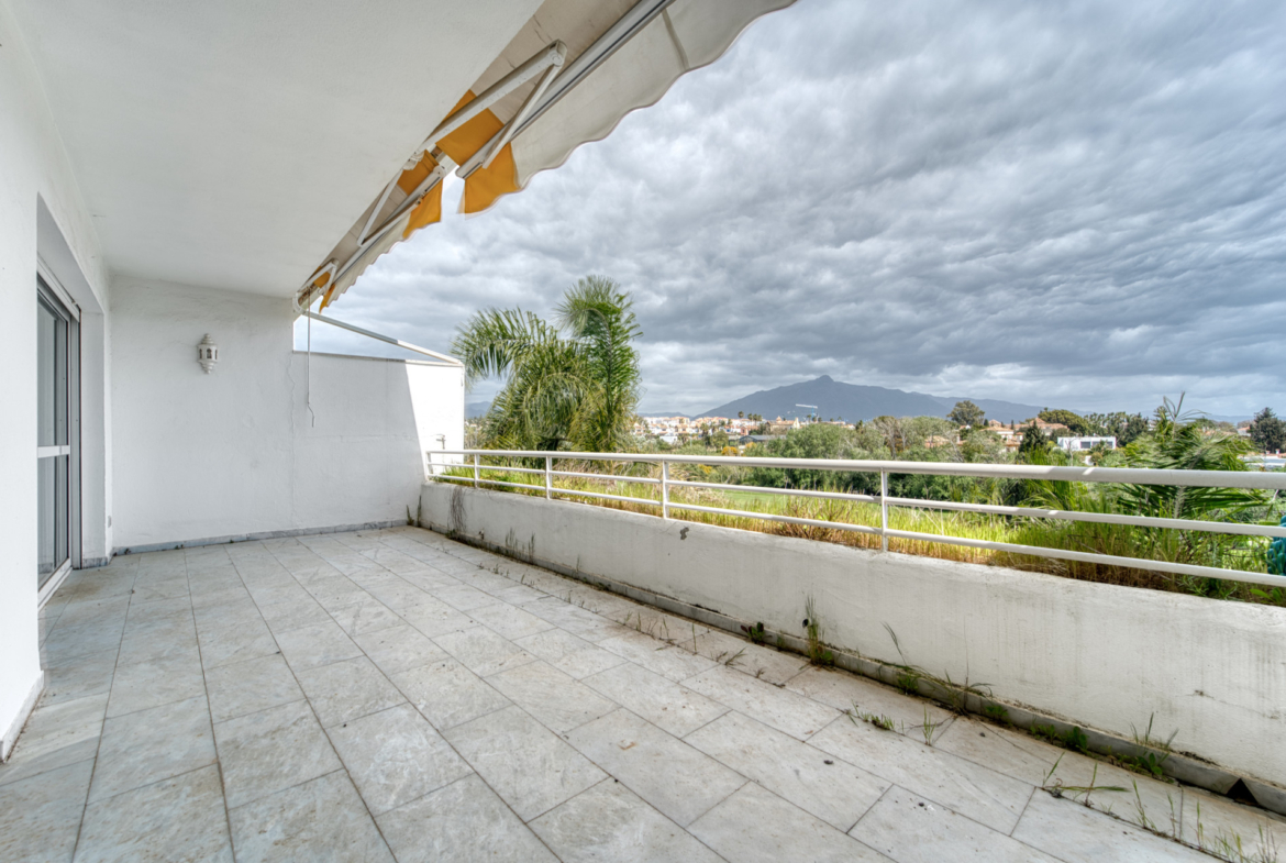 ÁTICO DÚPLEX EN GUADALMINA BAJA – 290 m² | 5 SUITES | 3 GARAJES | GRAN OPORTUNIDAD