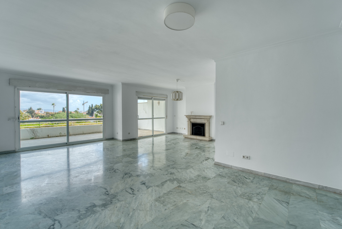 ÁTICO DÚPLEX EN GUADALMINA BAJA – 290 m² | 5 SUITES | 3 GARAJES | GRAN OPORTUNIDAD