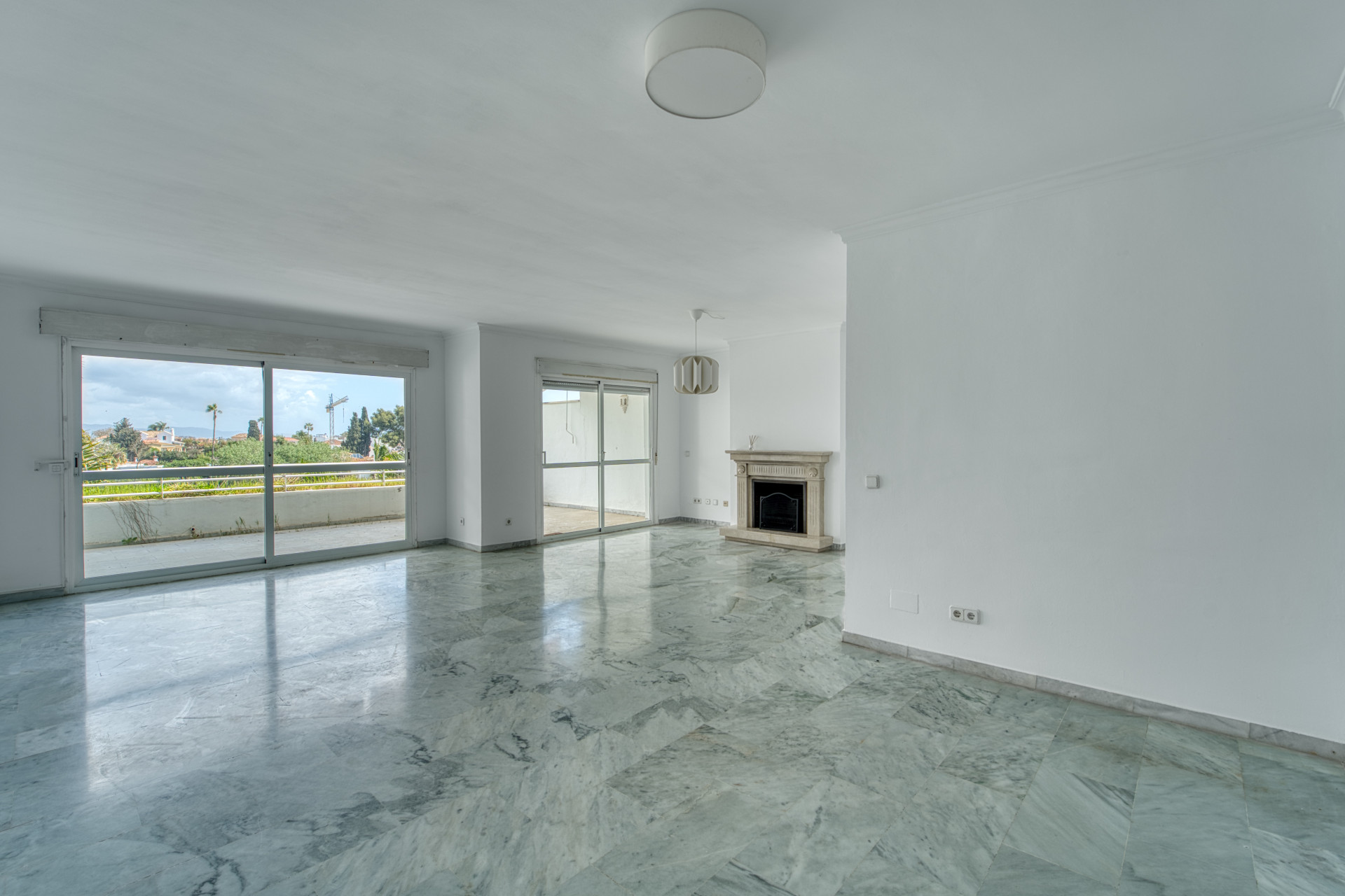 ÁTICO DÚPLEX EN GUADALMINA BAJA – 290 m² | 5 SUITES | 3 GARAJES | GRAN OPORTUNIDAD