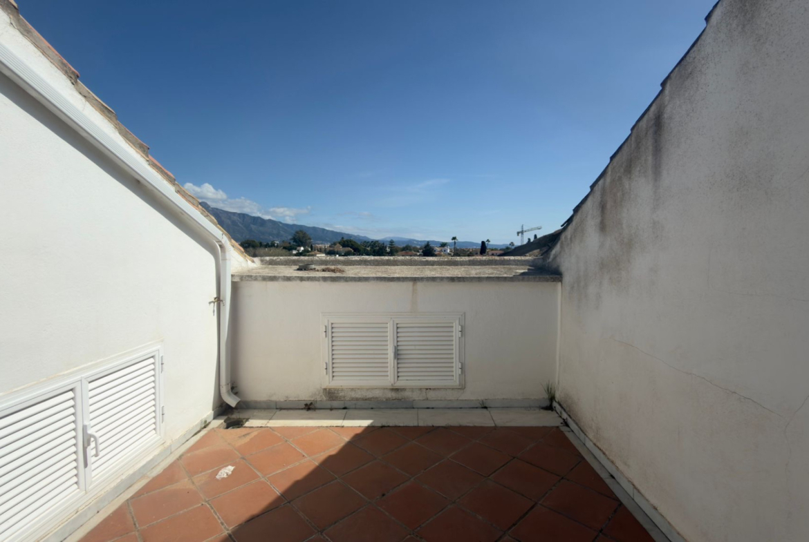 ÁTICO DÚPLEX EN GUADALMINA BAJA – 290 m² | 5 SUITES | 3 GARAJES | GRAN OPORTUNIDAD