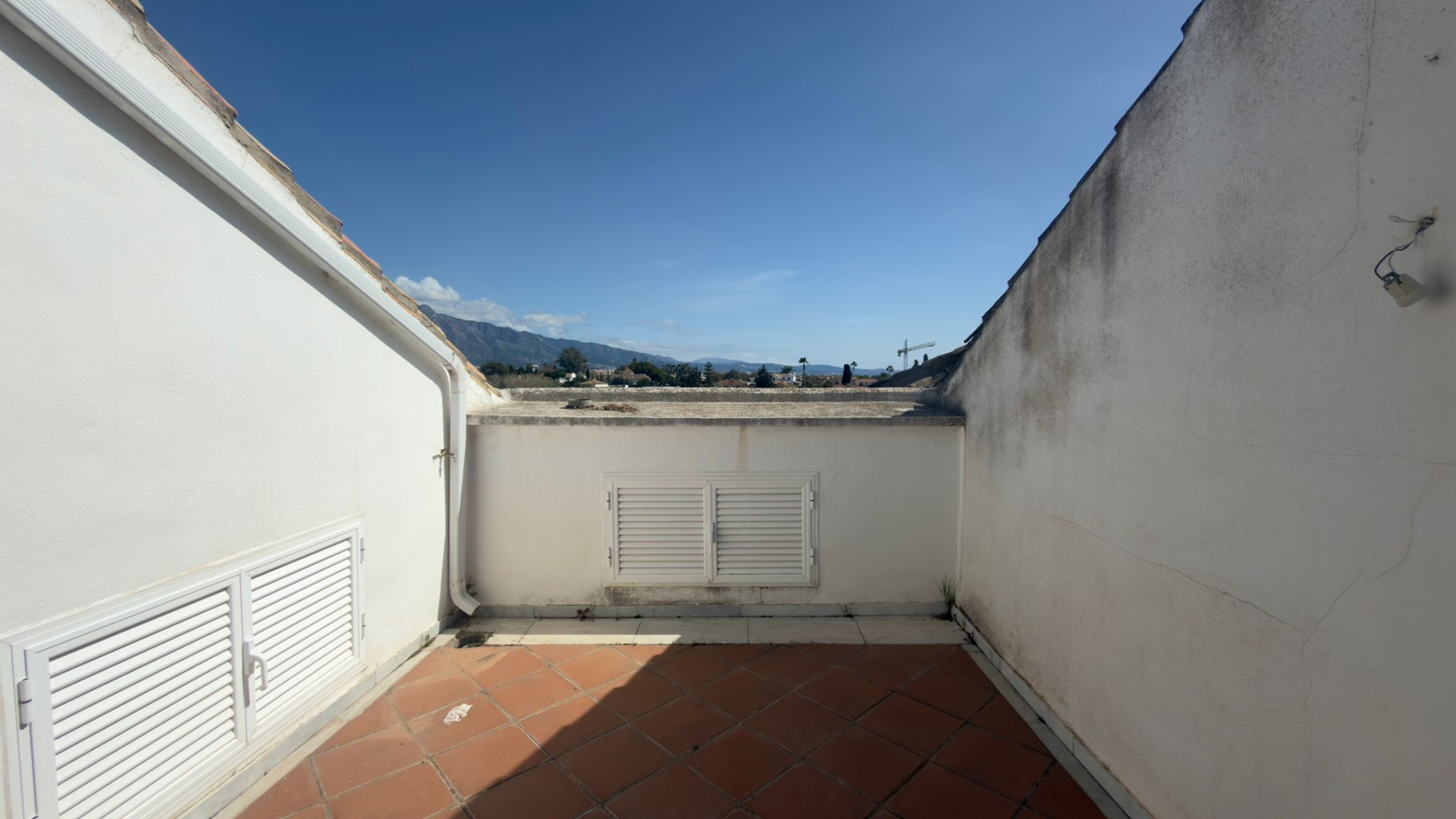 ÁTICO DÚPLEX EN GUADALMINA BAJA – 290 m² | 5 SUITES | 3 GARAJES | GRAN OPORTUNIDAD