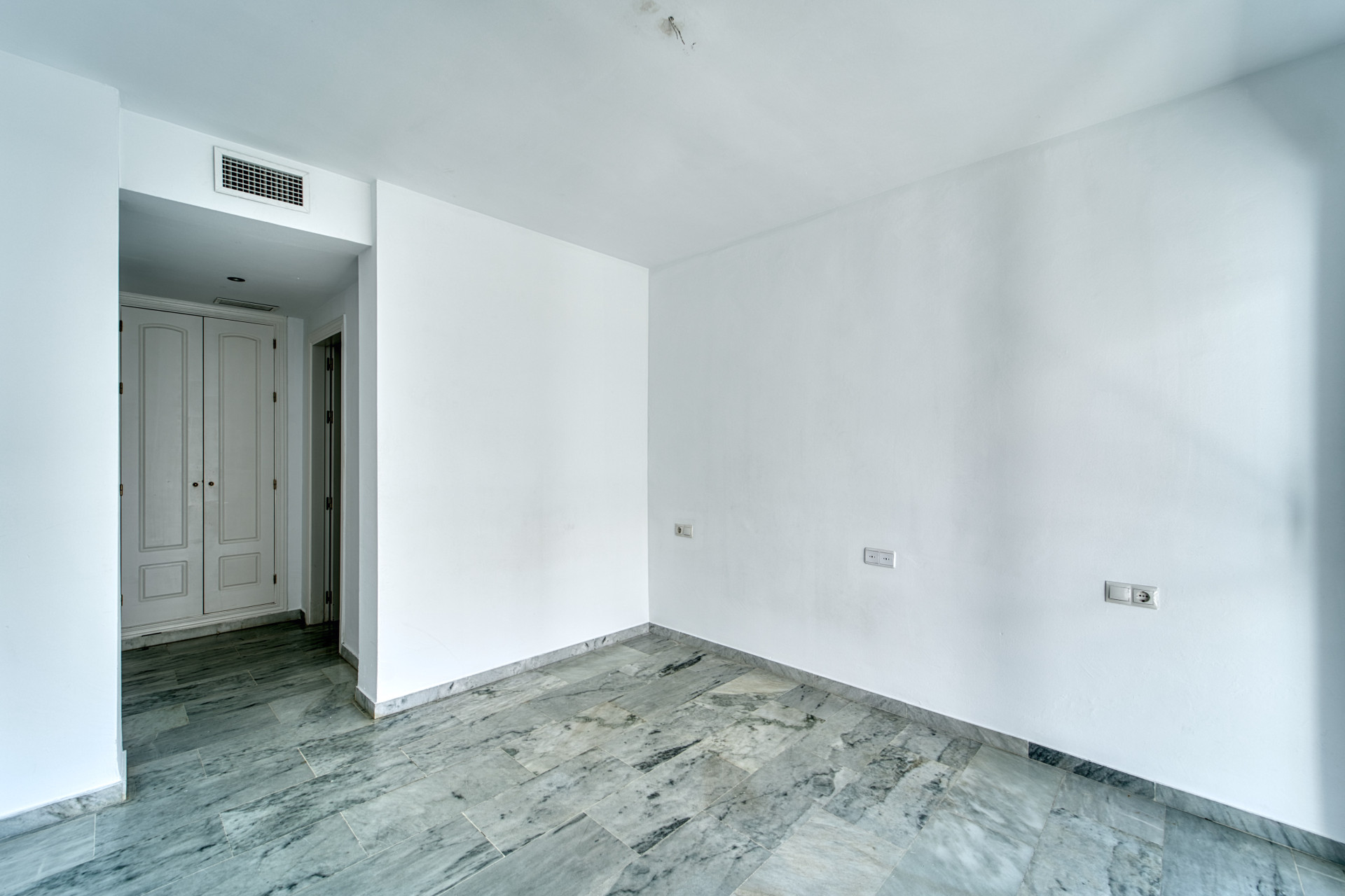 ÁTICO DÚPLEX EN GUADALMINA BAJA – 290 m² | 5 SUITES | 3 GARAJES | GRAN OPORTUNIDAD