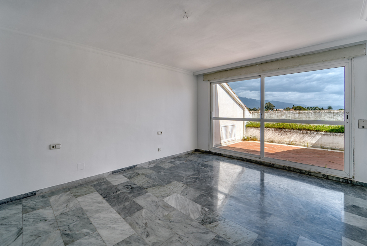 ÁTICO DÚPLEX EN GUADALMINA BAJA – 290 m² | 5 SUITES | 3 GARAJES | GRAN OPORTUNIDAD