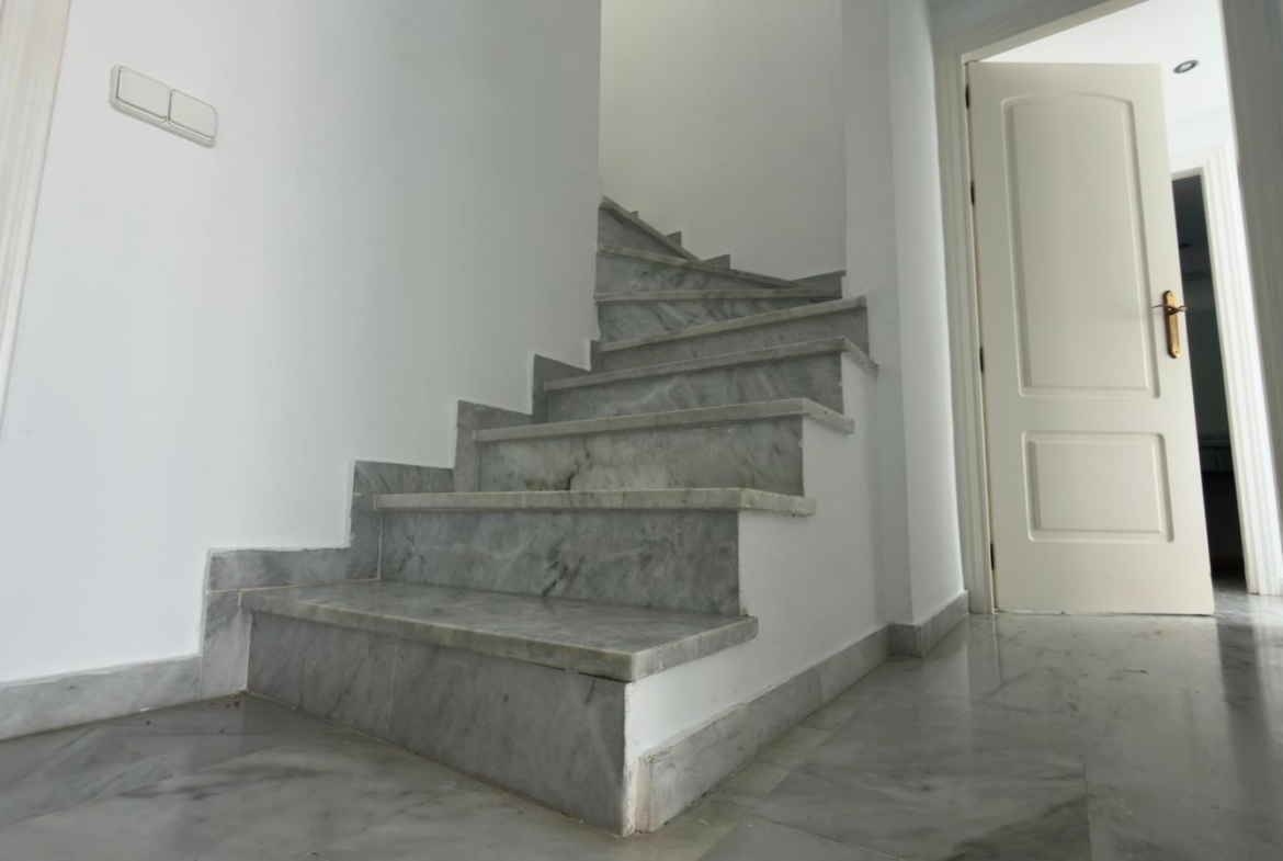 ÁTICO DÚPLEX EN GUADALMINA BAJA – 290 m² | 5 SUITES | 3 GARAJES | GRAN OPORTUNIDAD