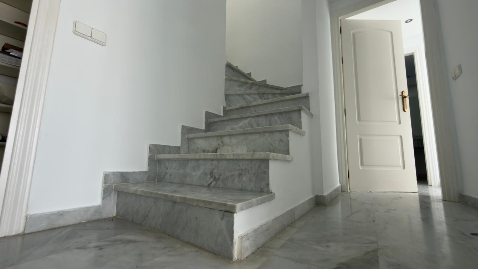 ÁTICO DÚPLEX EN GUADALMINA BAJA – 290 m² | 5 SUITES | 3 GARAJES | GRAN OPORTUNIDAD