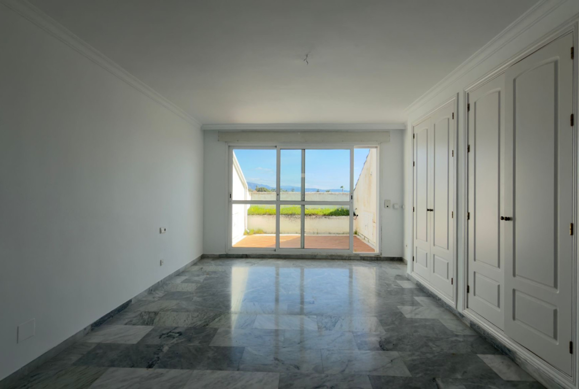 ÁTICO DÚPLEX EN GUADALMINA BAJA – 290 m² | 5 SUITES | 3 GARAJES | GRAN OPORTUNIDAD