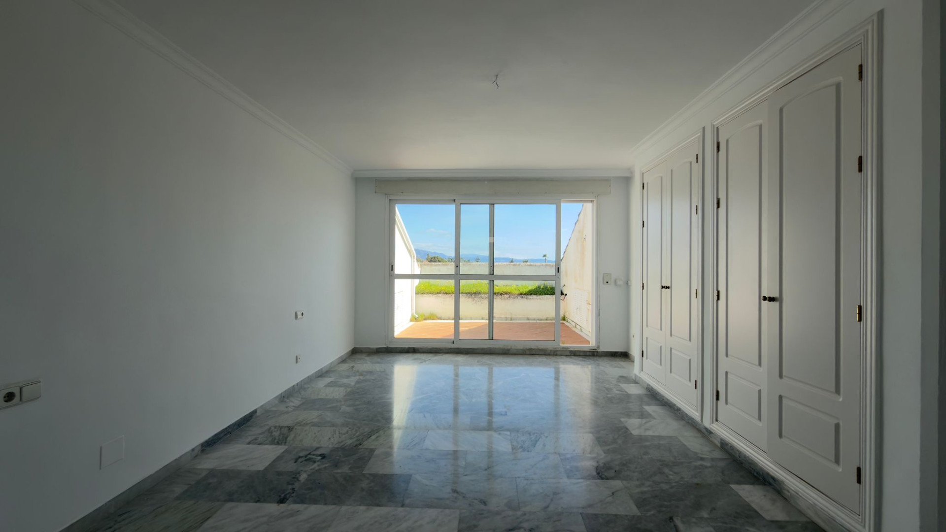 ÁTICO DÚPLEX EN GUADALMINA BAJA – 290 m² | 5 SUITES | 3 GARAJES | GRAN OPORTUNIDAD