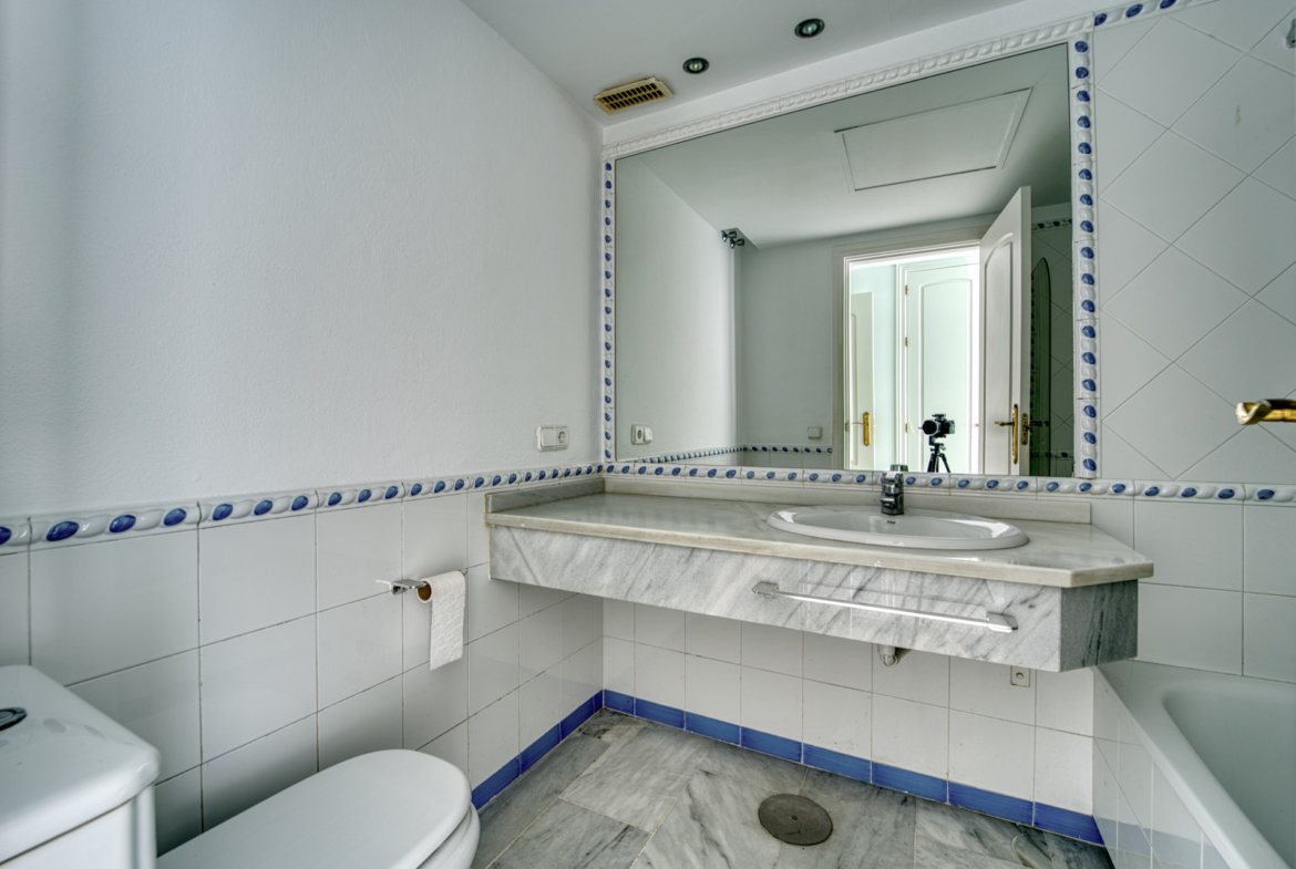 ÁTICO DÚPLEX EN GUADALMINA BAJA – 290 m² | 5 SUITES | 3 GARAJES | GRAN OPORTUNIDAD