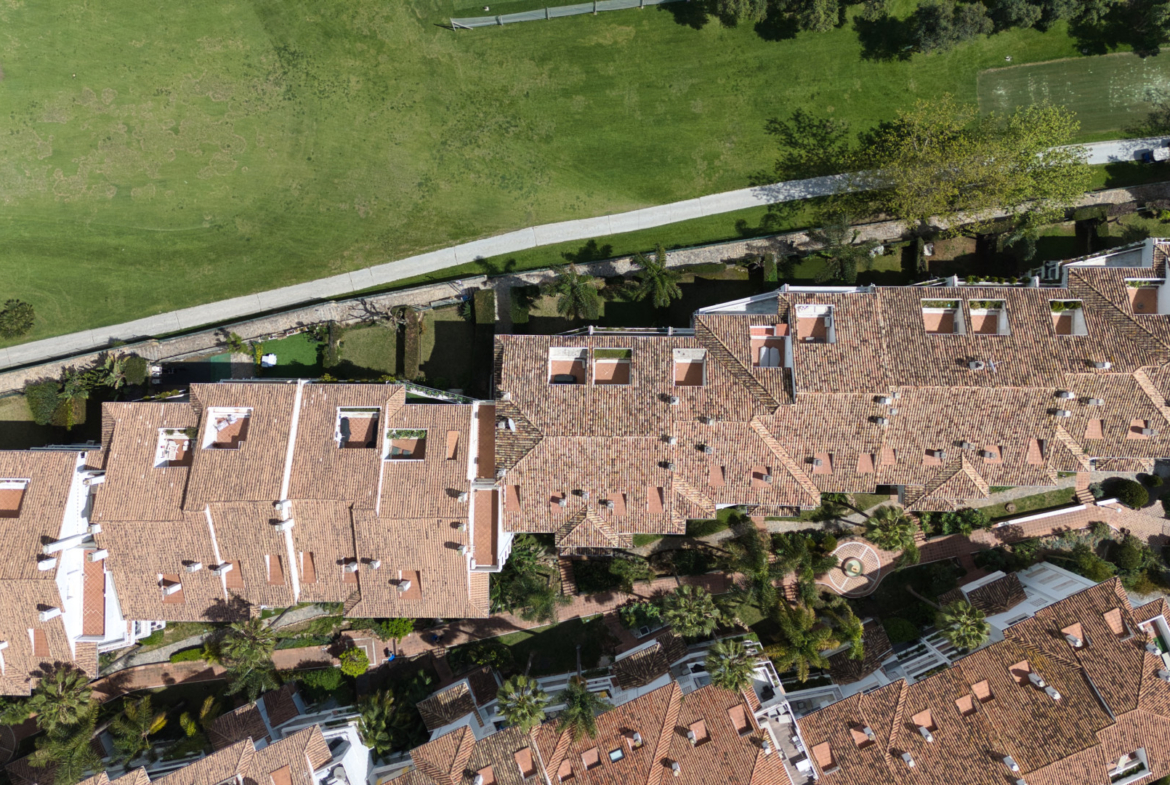 ÁTICO DÚPLEX EN GUADALMINA BAJA – 290 m² | 5 SUITES | 3 GARAJES | GRAN OPORTUNIDAD