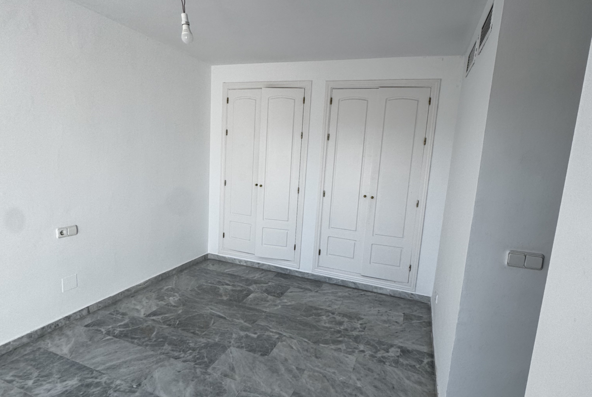 ÁTICO DÚPLEX EN GUADALMINA BAJA – 290 m² | 5 SUITES | 3 GARAJES | GRAN OPORTUNIDAD