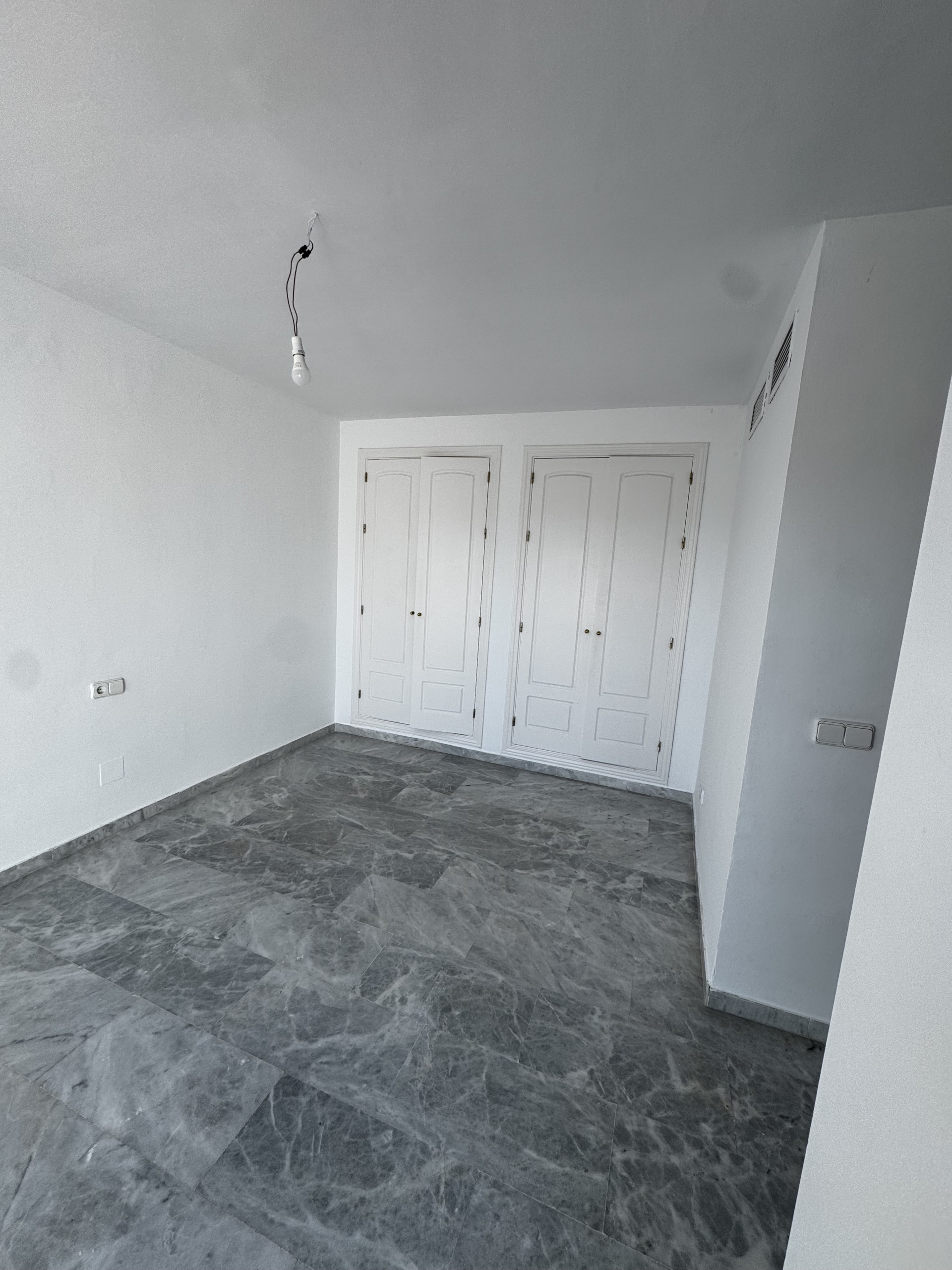 ÁTICO DÚPLEX EN GUADALMINA BAJA – 290 m² | 5 SUITES | 3 GARAJES | GRAN OPORTUNIDAD