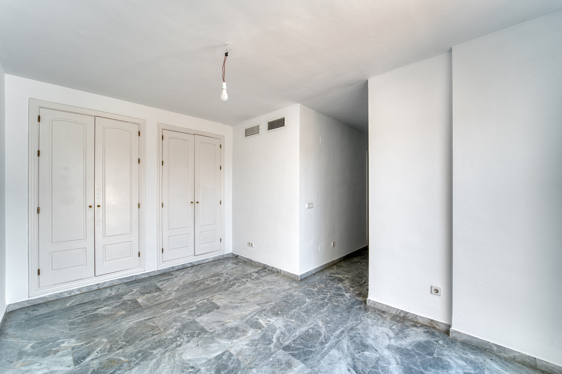 ÁTICO DÚPLEX EN GUADALMINA BAJA – 290 m² | 5 SUITES | 3 GARAJES | GRAN OPORTUNIDAD