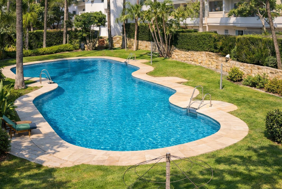 ÁTICO DÚPLEX EN GUADALMINA BAJA – 290 m² | 5 SUITES | 3 GARAJES | GRAN OPORTUNIDAD