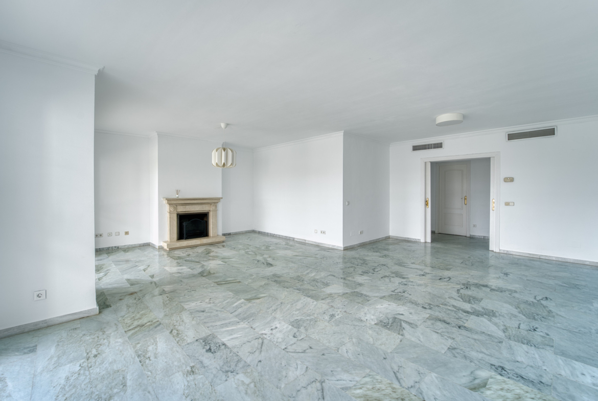 ÁTICO DÚPLEX EN GUADALMINA BAJA – 290 m² | 5 SUITES | 3 GARAJES | GRAN OPORTUNIDAD