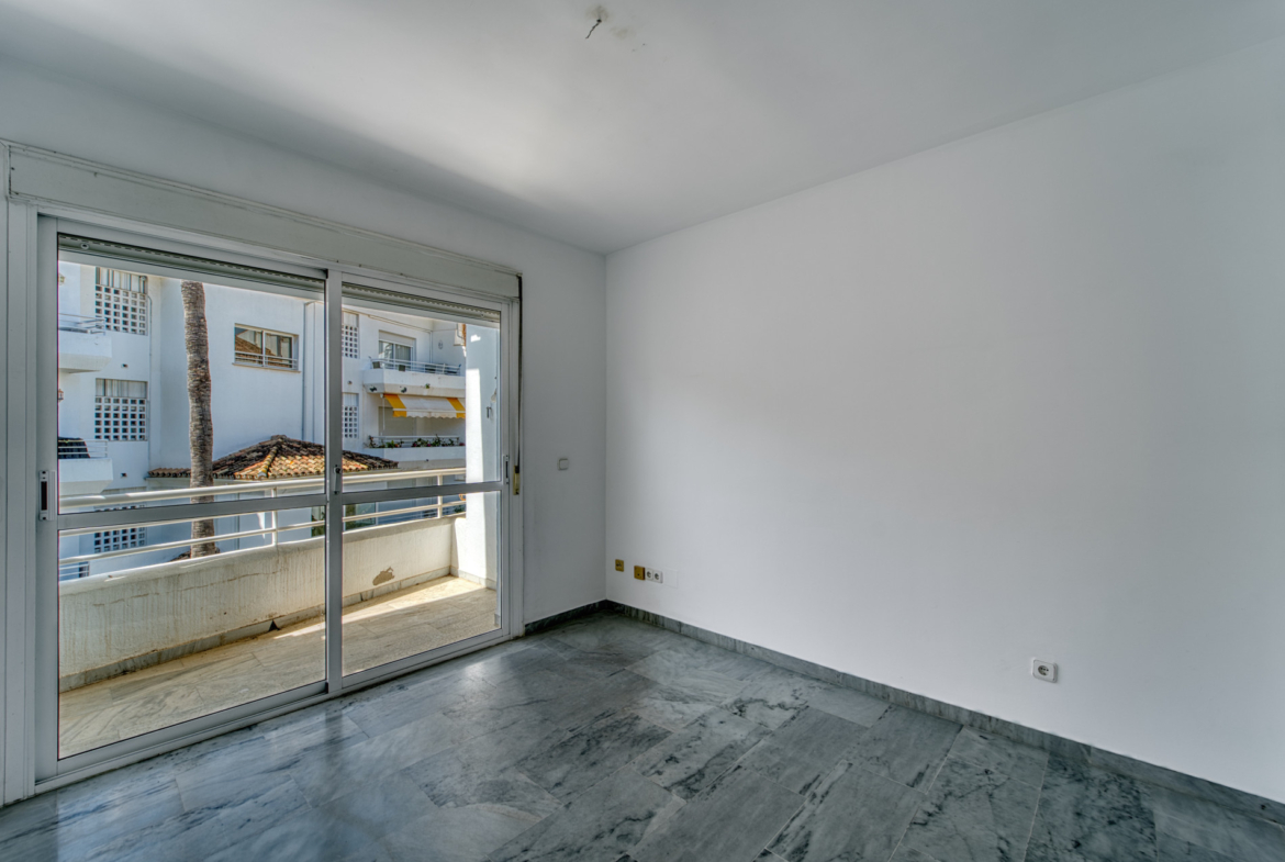 ÁTICO DÚPLEX EN GUADALMINA BAJA – 290 m² | 5 SUITES | 3 GARAJES | GRAN OPORTUNIDAD