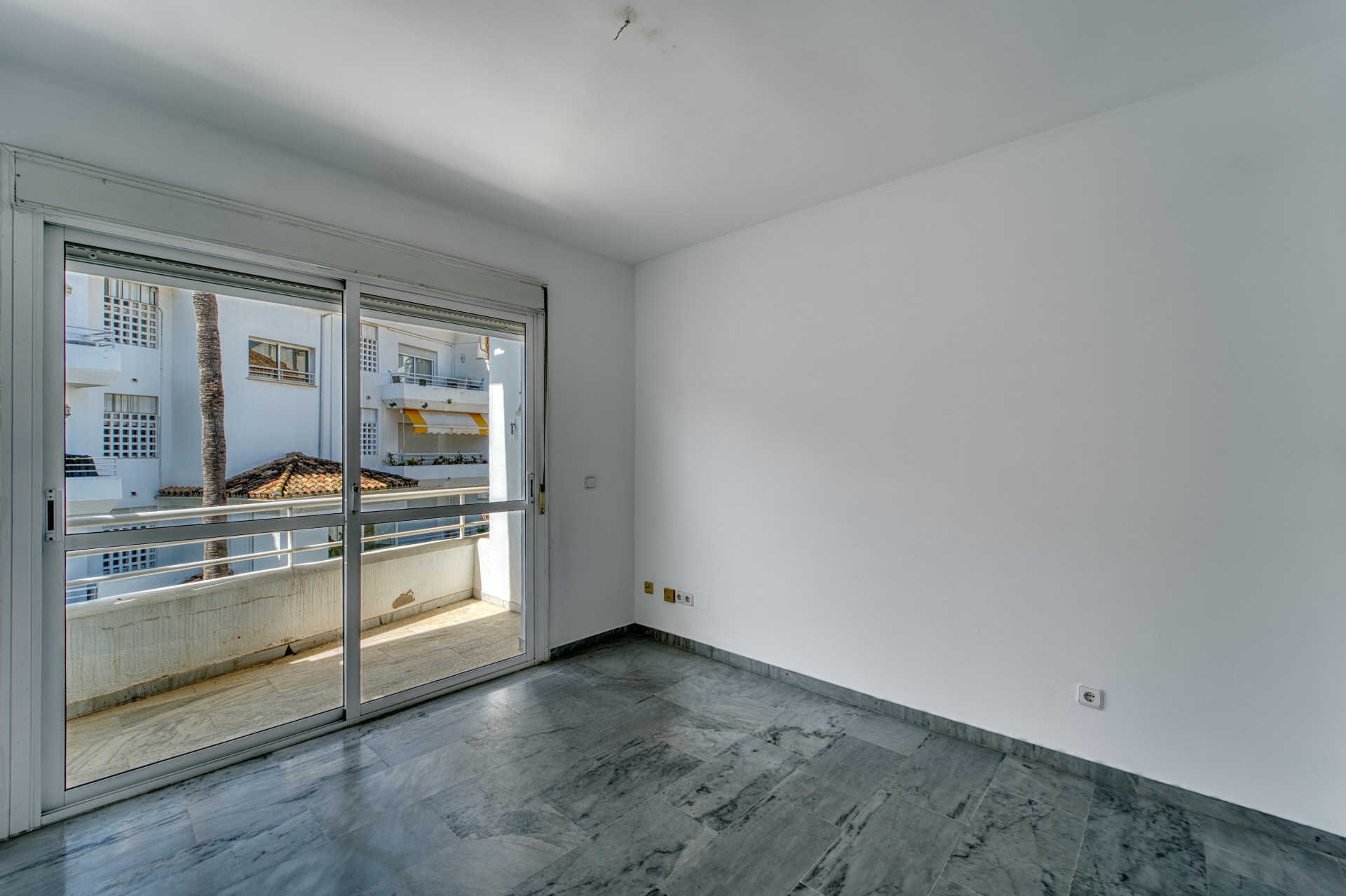 ÁTICO DÚPLEX EN GUADALMINA BAJA – 290 m² | 5 SUITES | 3 GARAJES | GRAN OPORTUNIDAD
