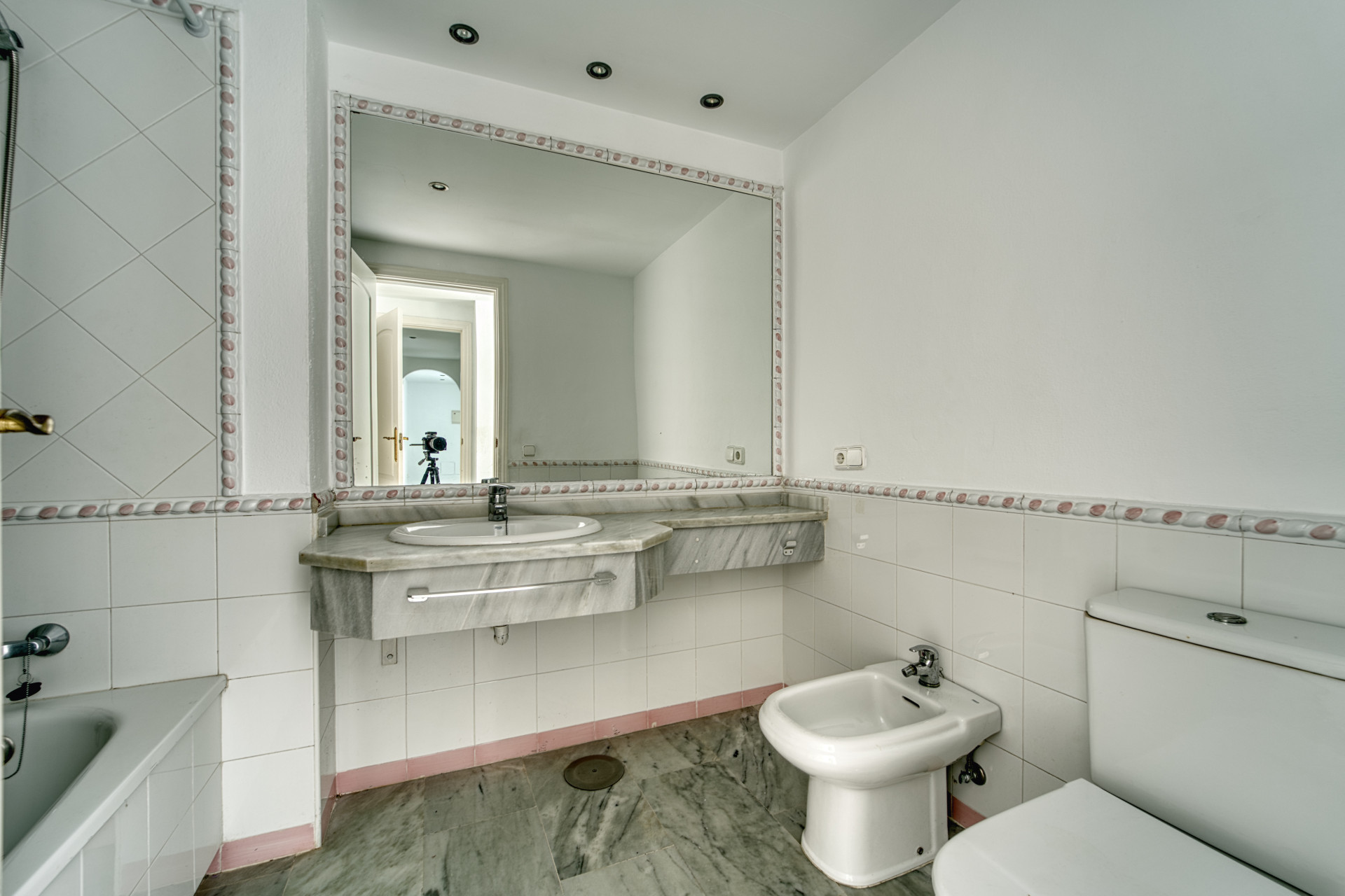 ÁTICO DÚPLEX EN GUADALMINA BAJA – 290 m² | 5 SUITES | 3 GARAJES | GRAN OPORTUNIDAD
