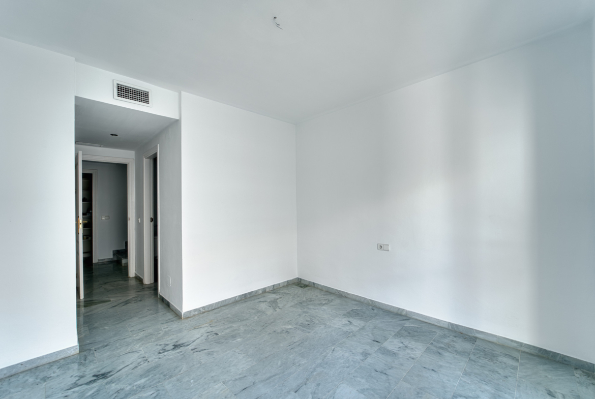 ÁTICO DÚPLEX EN GUADALMINA BAJA – 290 m² | 5 SUITES | 3 GARAJES | GRAN OPORTUNIDAD