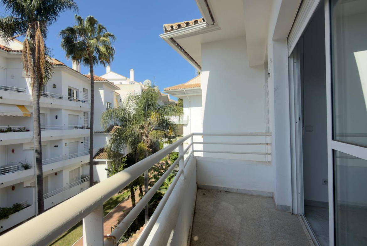 ÁTICO DÚPLEX EN GUADALMINA BAJA – 290 m² | 5 SUITES | 3 GARAJES | GRAN OPORTUNIDAD