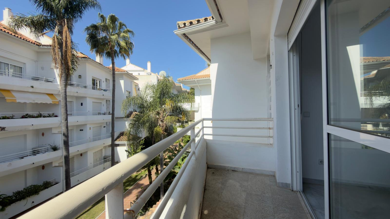 ÁTICO DÚPLEX EN GUADALMINA BAJA – 290 m² | 5 SUITES | 3 GARAJES | GRAN OPORTUNIDAD