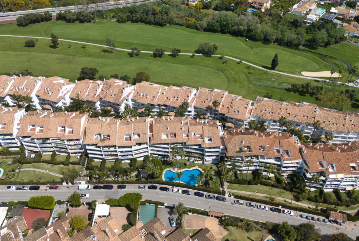 ÁTICO DÚPLEX EN GUADALMINA BAJA – 290 m² | 5 SUITES | 3 GARAJES | GRAN OPORTUNIDAD