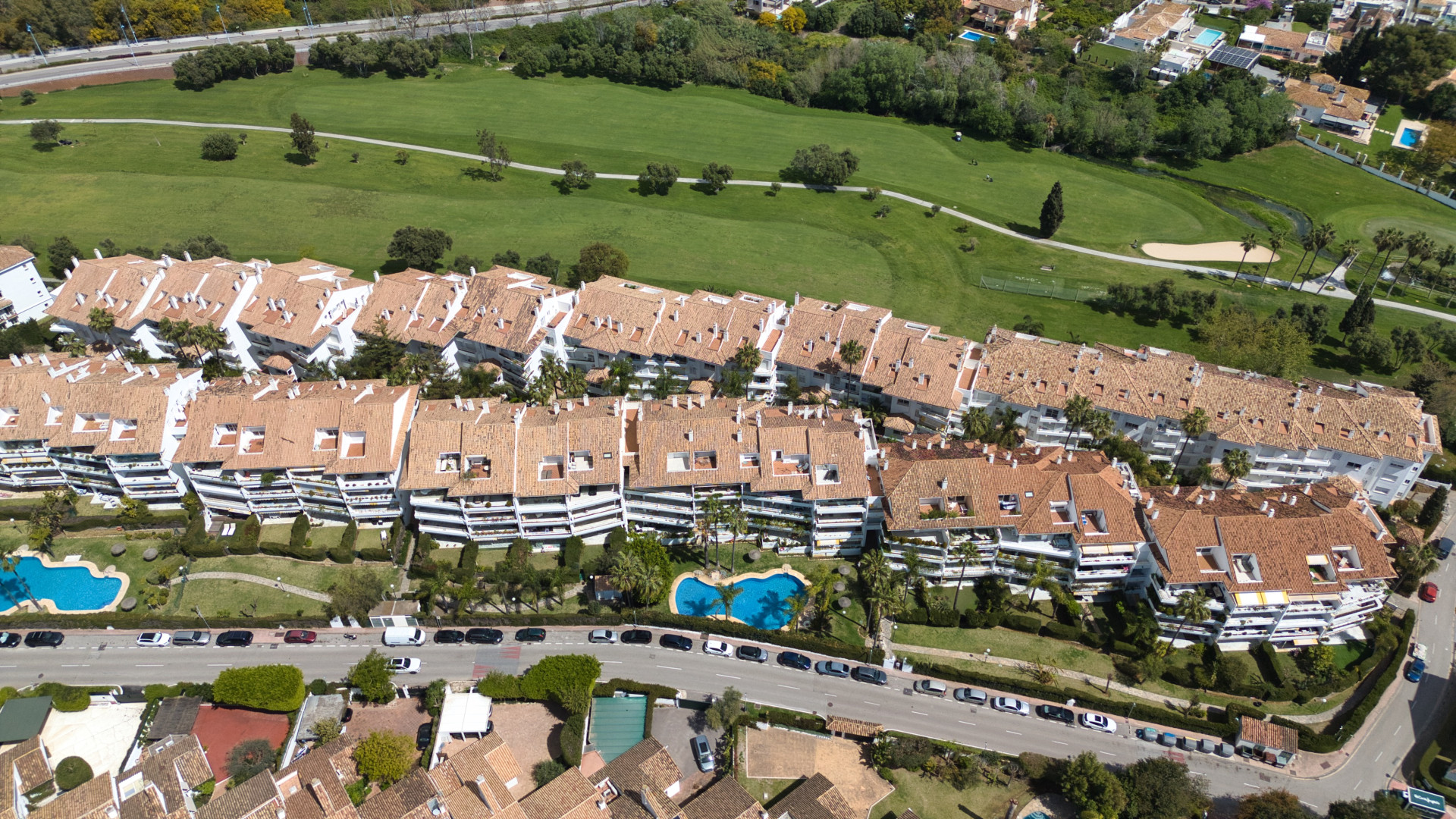 ÁTICO DÚPLEX EN GUADALMINA BAJA – 290 m² | 5 SUITES | 3 GARAJES | GRAN OPORTUNIDAD