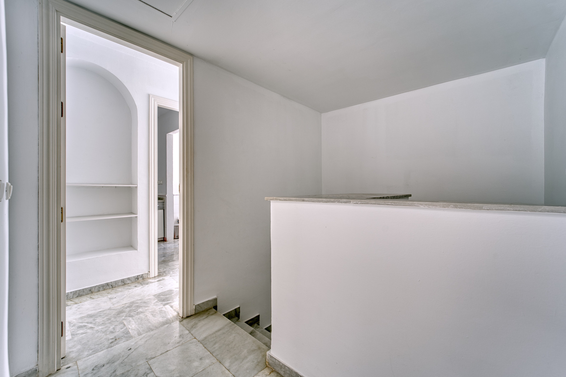ÁTICO DÚPLEX EN GUADALMINA BAJA – 290 m² | 5 SUITES | 3 GARAJES | GRAN OPORTUNIDAD