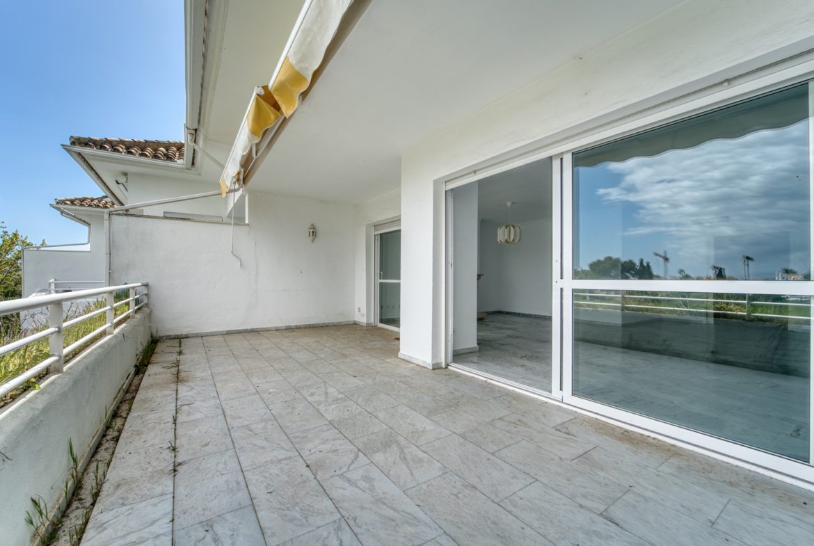 ÁTICO DÚPLEX EN GUADALMINA BAJA – 290 m² | 5 SUITES | 3 GARAJES | GRAN OPORTUNIDAD