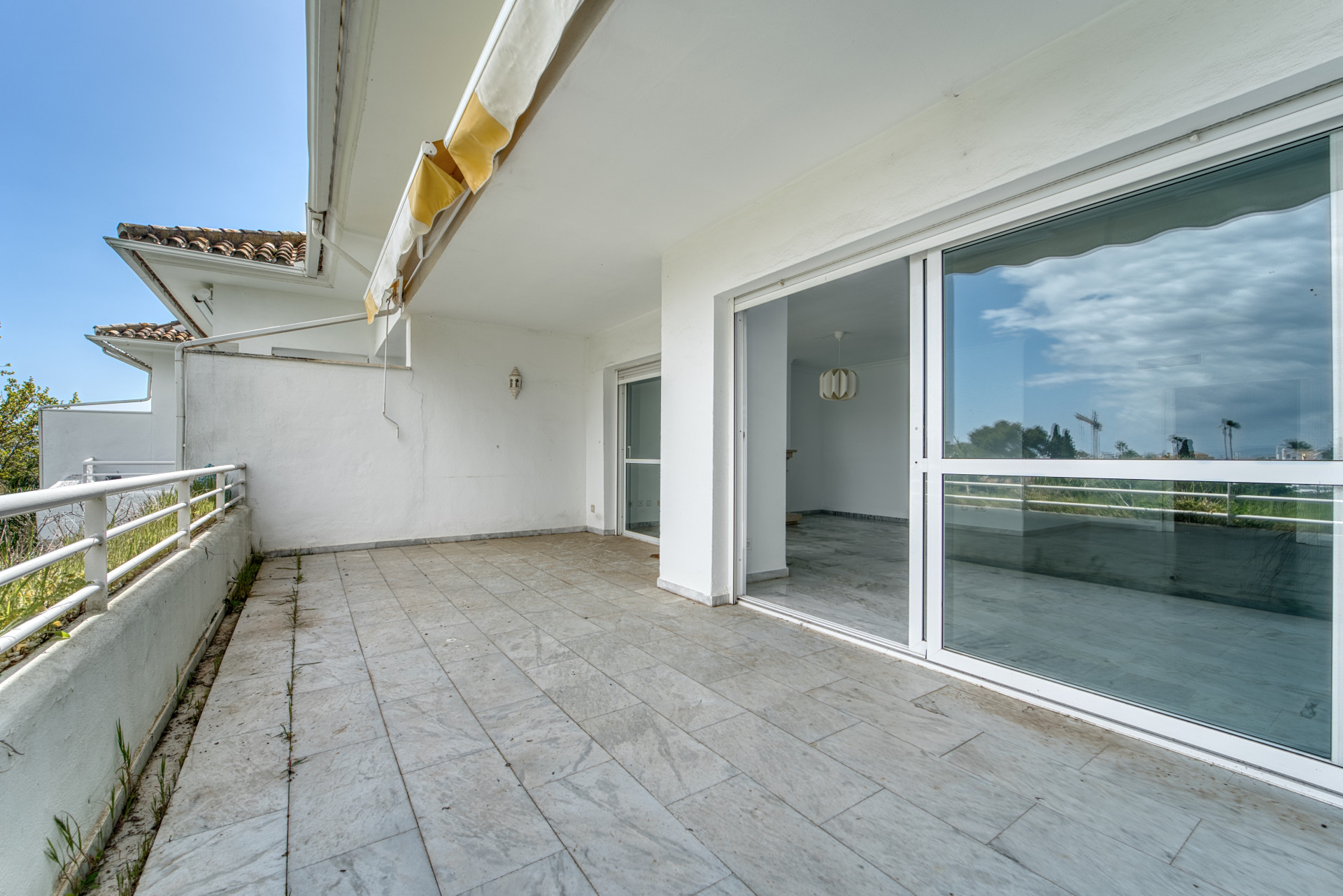 ÁTICO DÚPLEX EN GUADALMINA BAJA – 290 m² | 5 SUITES | 3 GARAJES | GRAN OPORTUNIDAD