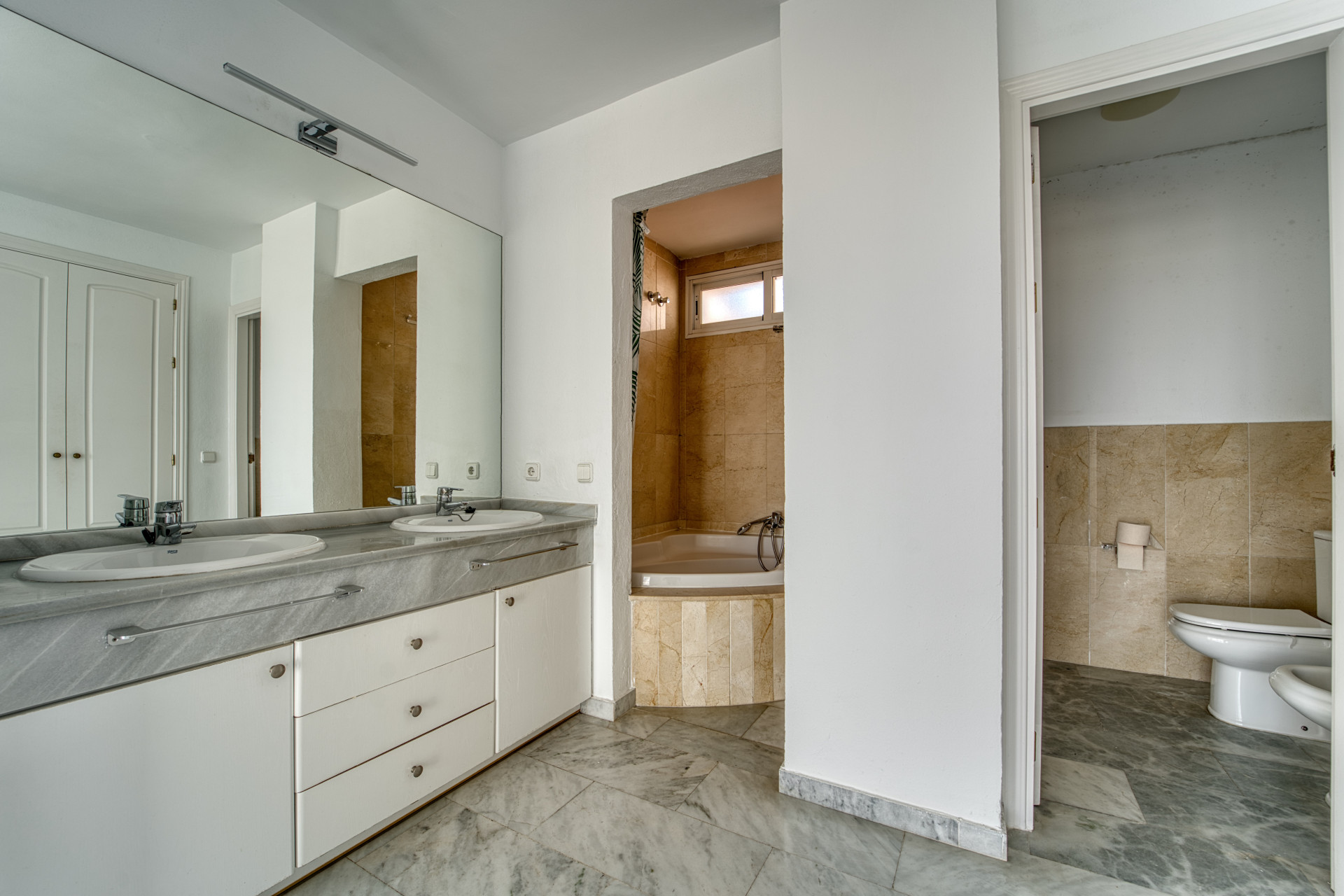 ÁTICO DÚPLEX EN GUADALMINA BAJA – 290 m² | 5 SUITES | 3 GARAJES | GRAN OPORTUNIDAD