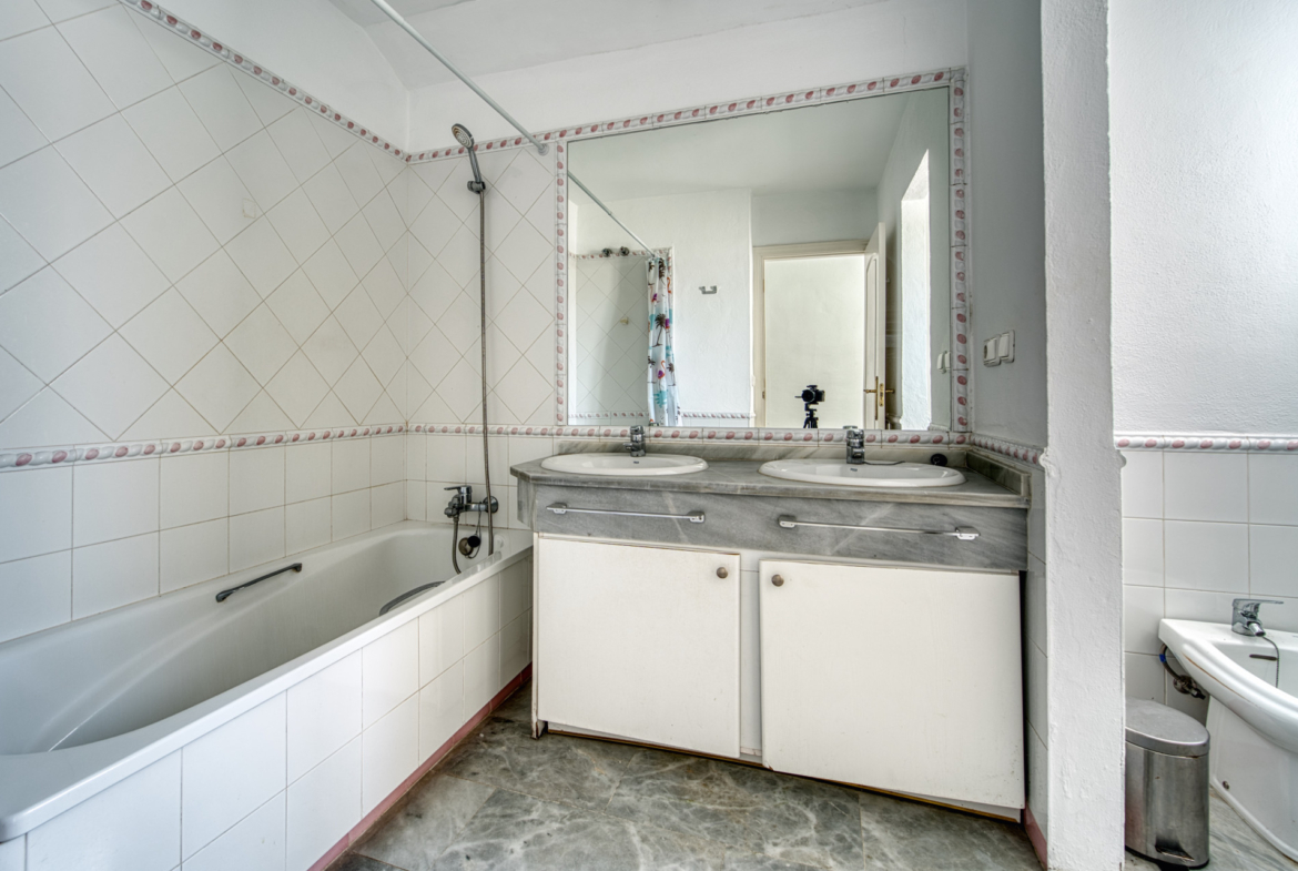 ÁTICO DÚPLEX EN GUADALMINA BAJA – 290 m² | 5 SUITES | 3 GARAJES | GRAN OPORTUNIDAD