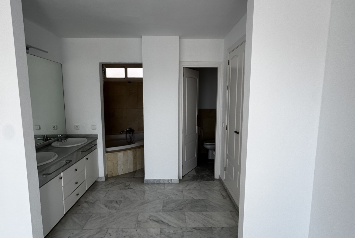 ÁTICO DÚPLEX EN GUADALMINA BAJA – 290 m² | 5 SUITES | 3 GARAJES | GRAN OPORTUNIDAD