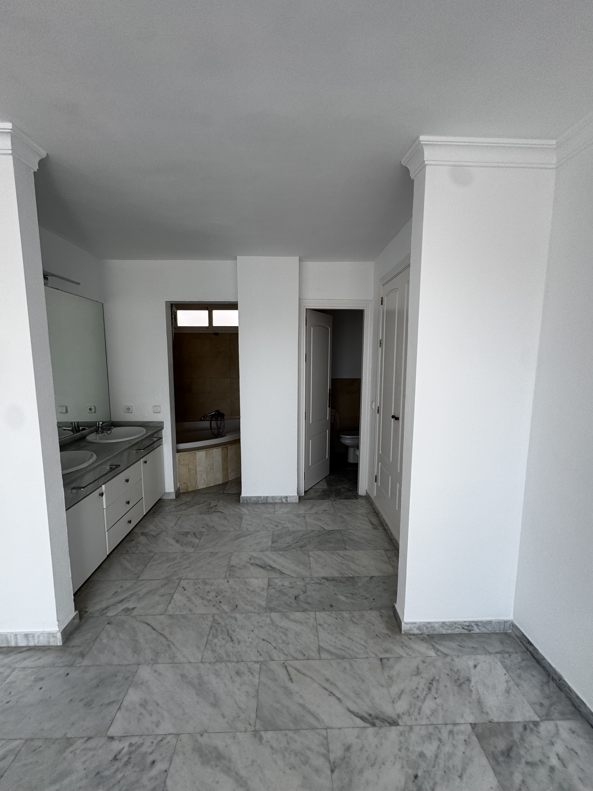 ÁTICO DÚPLEX EN GUADALMINA BAJA – 290 m² | 5 SUITES | 3 GARAJES | GRAN OPORTUNIDAD