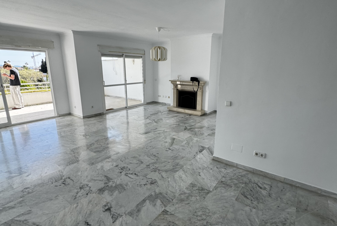 ÁTICO DÚPLEX EN GUADALMINA BAJA – 290 m² | 5 SUITES | 3 GARAJES | GRAN OPORTUNIDAD