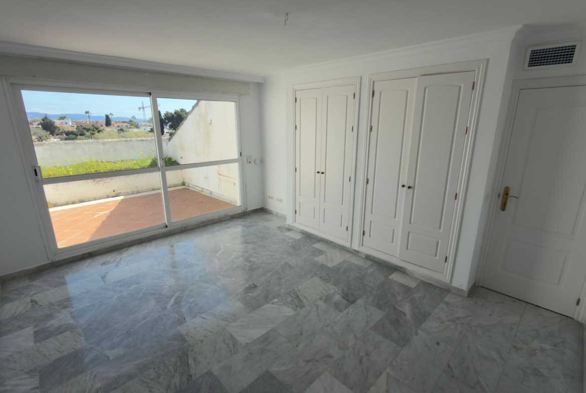 ÁTICO DÚPLEX EN GUADALMINA BAJA – 290 m² | 5 SUITES | 3 GARAJES | GRAN OPORTUNIDAD